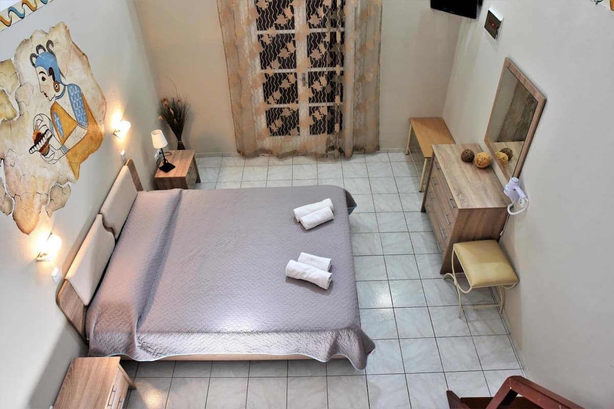 In-room safe, soundproofing, WiFi, bed sheets