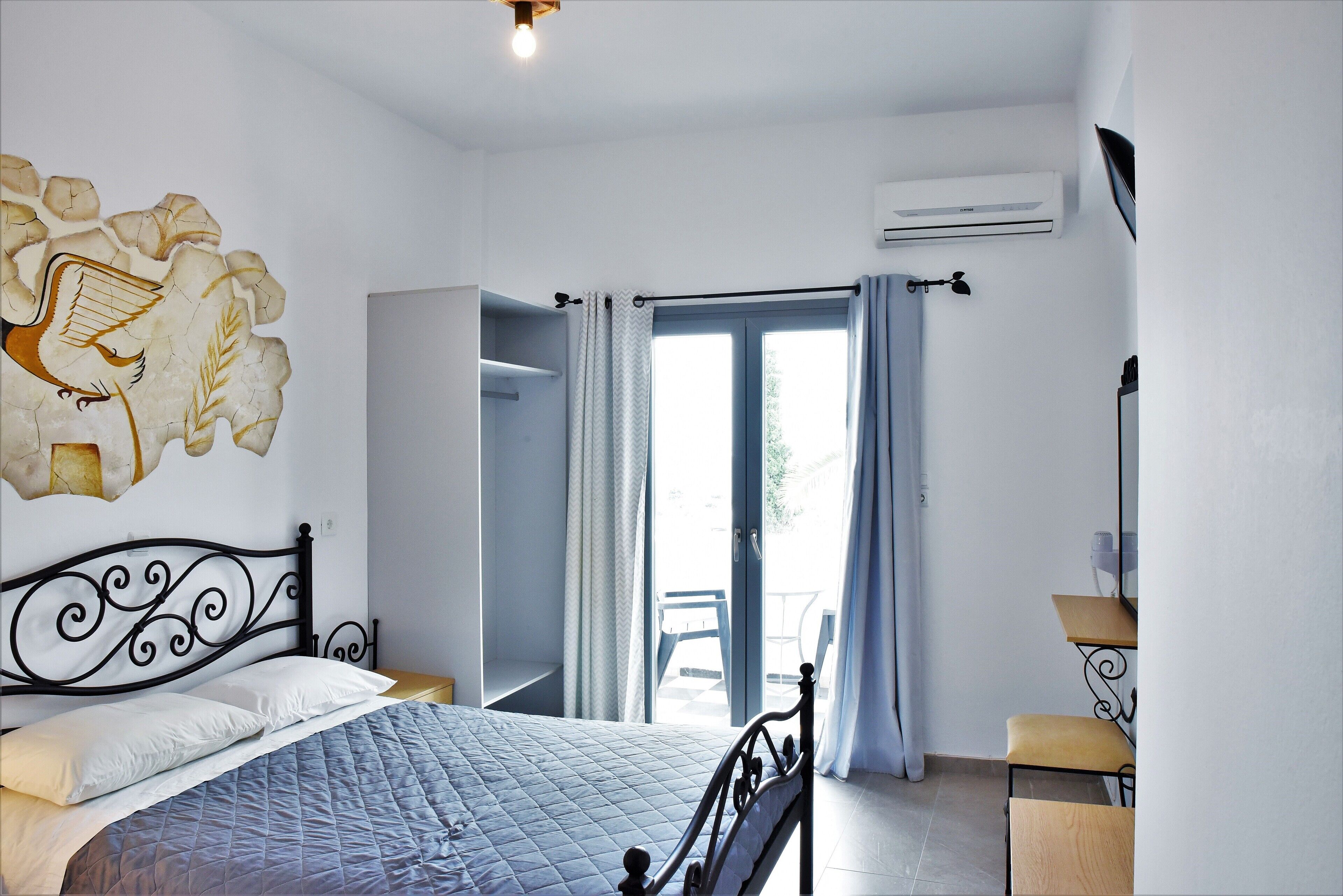 In-room safe, soundproofing, WiFi, bed sheets