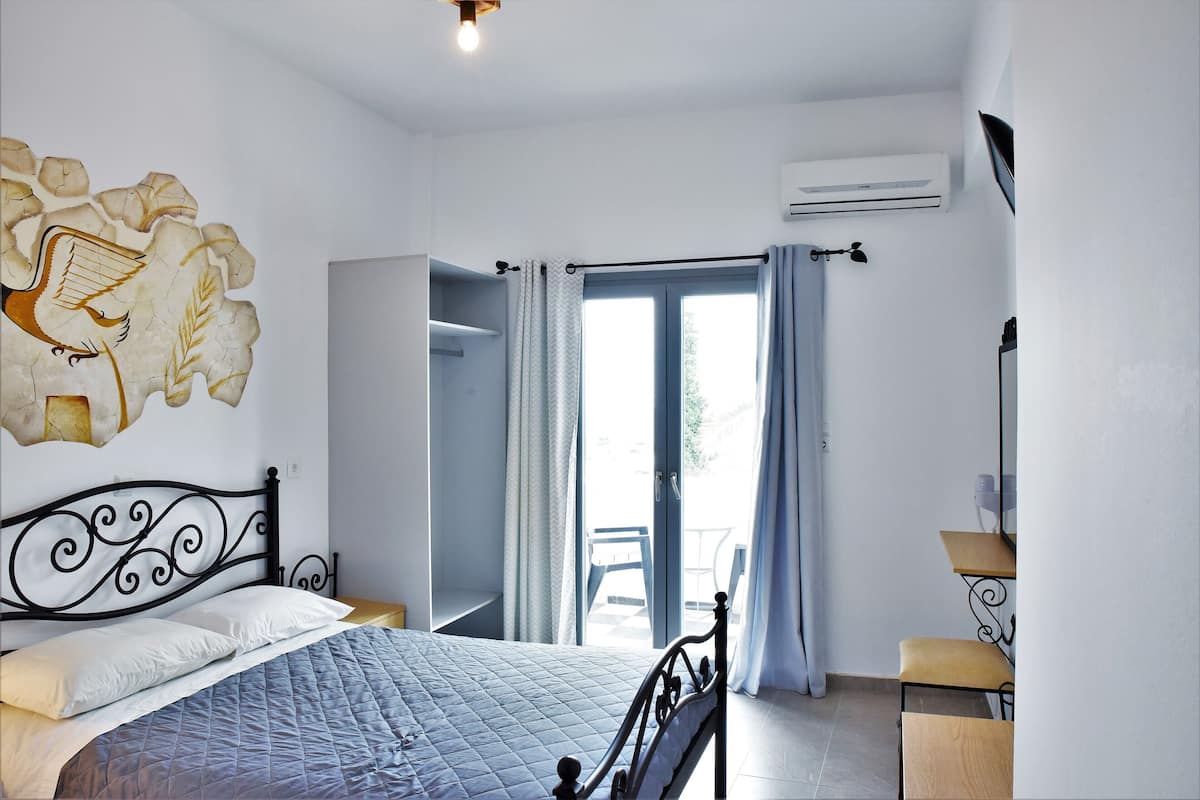 In-room safe, soundproofing, WiFi, bed sheets