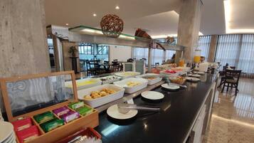 Café da manhã com buffet grátis todos os dias