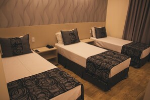 Deluxe driepersoonskamer | Een minibar, een kluis op de kamer, een bureau, verduisterende gordijnen