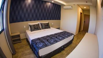 Quarto solteiro luxo | Frigobar, cofres nos quartos, escrivaninha, cortinas blackout