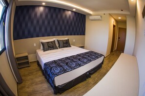 Minibar, coffres-forts dans les chambres, bureau, rideaux occultants