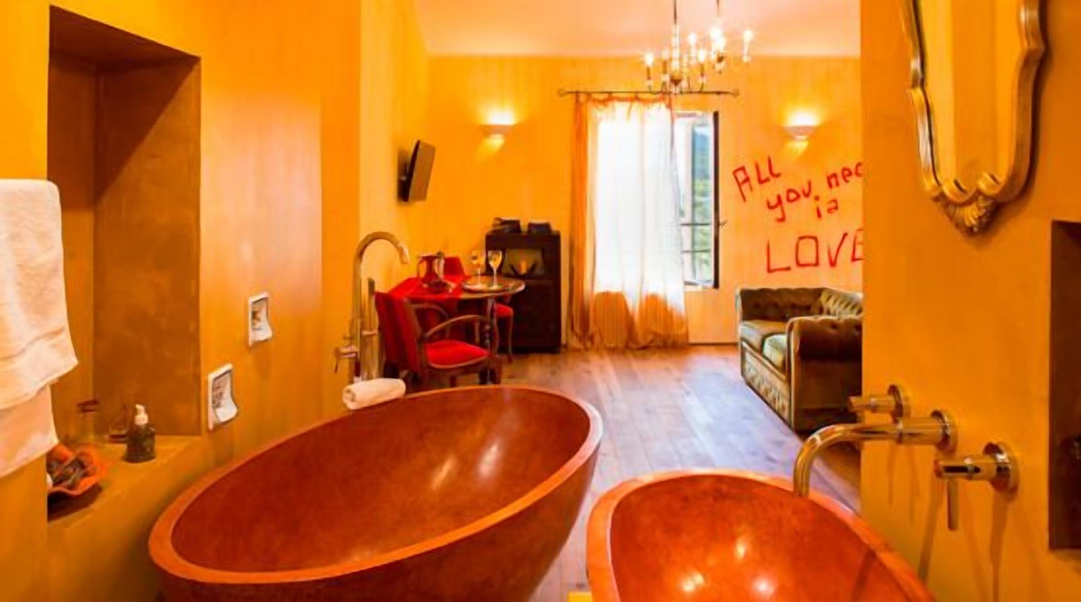 Luxury-Doppelzimmer (Love) | Badezimmer | Dusche, kostenlose Toilettenartikel, Haartrockner, Handtücher