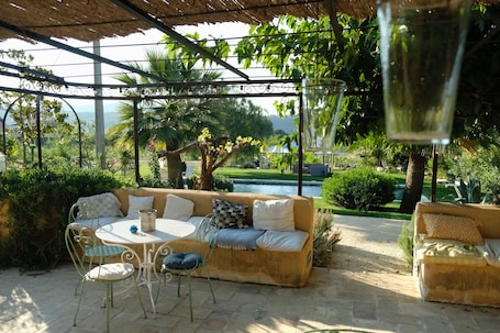 Una piscina al aire libre. Le Clos BB