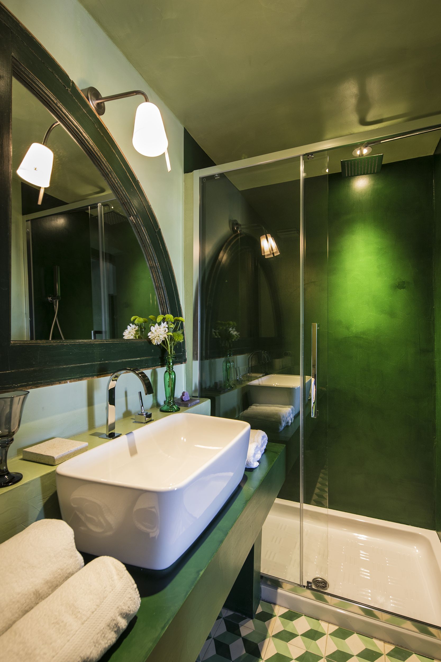 Tweepersoonskamer (Verte Jacotte Erotique ) | Badkamer | Een douche, gratis toiletartikelen, een haardroger, handdoeken