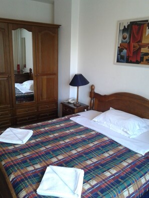 Tweepersoonskamer | Een minibar, een kluis op de kamer, een bureau