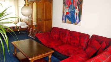 إستديو | ميني بار وخزنة داخل الغرفة ومكتب ومكواة/لوح كي