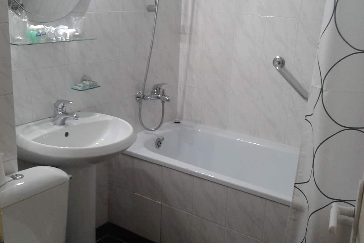 apartment suite | bathroom | free toiletries, hair dryer, towels