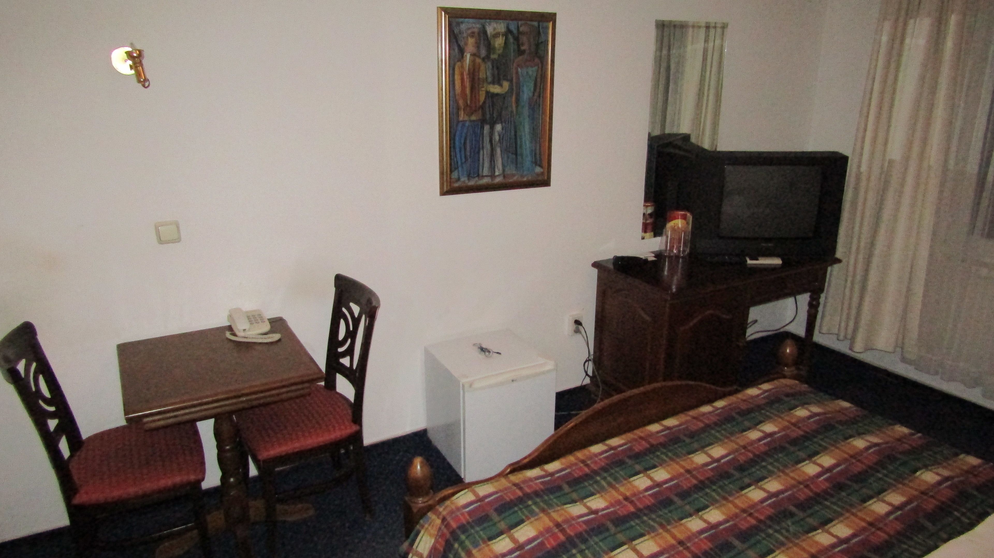 double room | minibar, in-room safe, desk, iron/ironing board