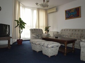 Een minibar, een kluis op de kamer, een bureau