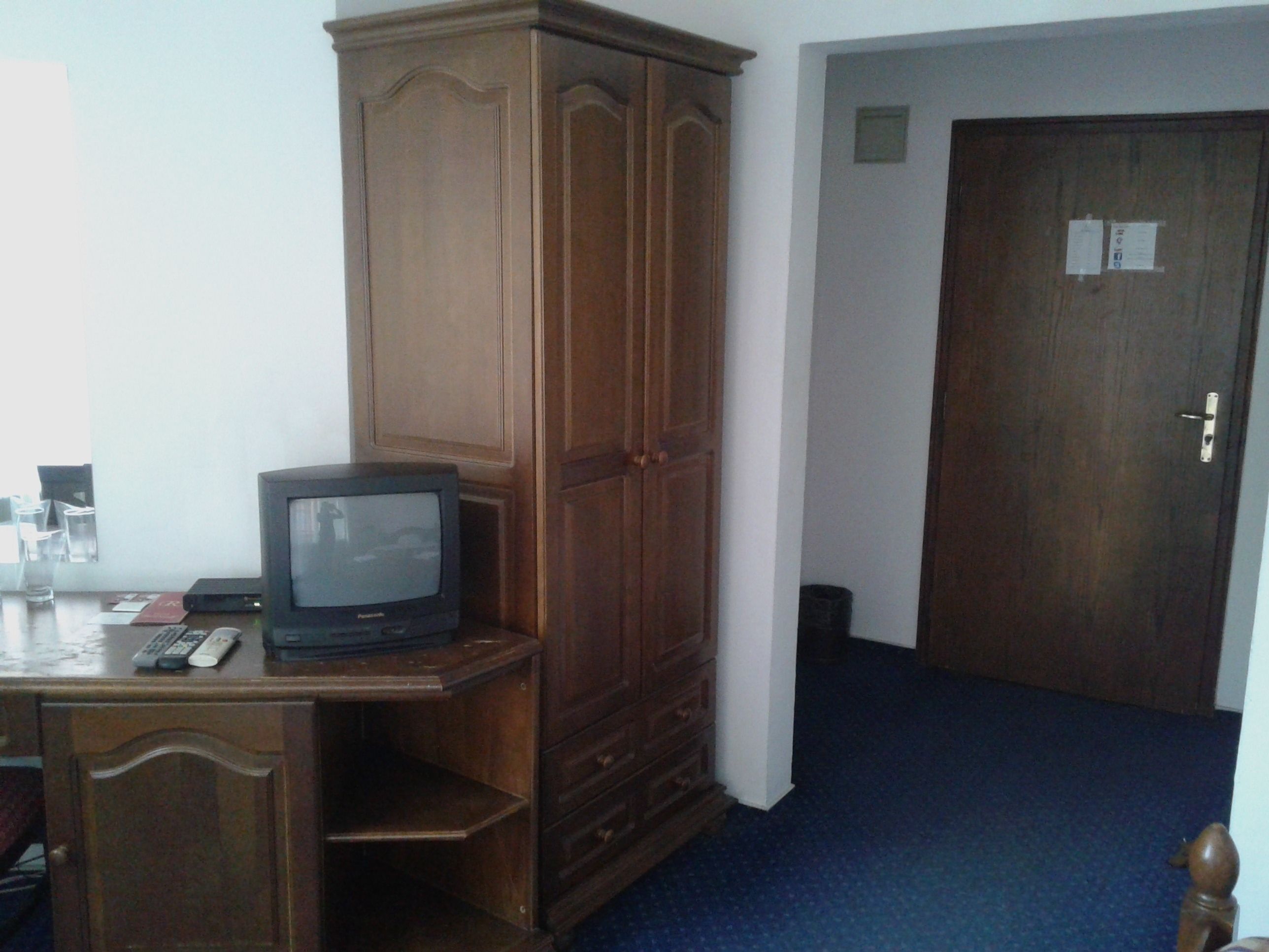 deluxe double room | minibar, in-room safe, desk, iron/ironing board