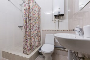 Traditional Studio | Bathroom | Shower, free toiletries, hair dryer, towels