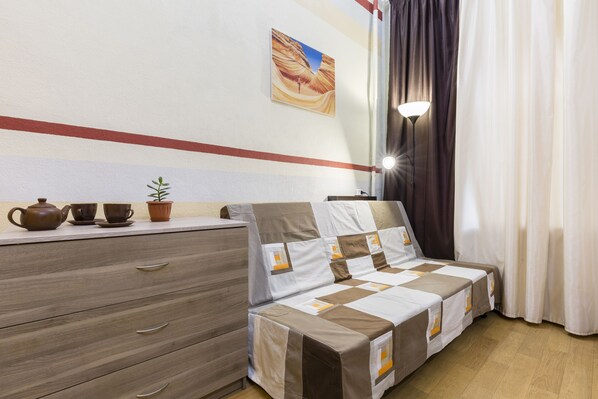 Traditionell studio | Vardagsrum | 24-tums platt-tv med kabelkanaler och tv