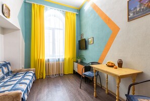 Studio Superior | Vardagsrum | 24-tums platt-tv med kabelkanaler och tv