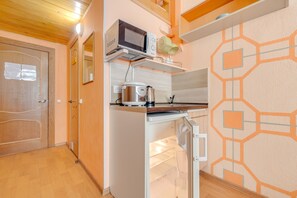 Studio Superior | Eget pentry | Kylskåp, mikrovågsugn, vattenkokare och grytor/köksredskap