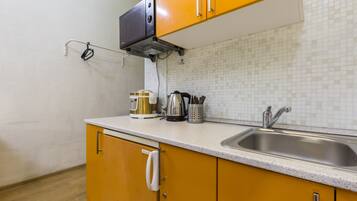 Traditional-Studio | Eigene Kochnische | Kühlschrank, Mikrowelle, Wasserkocher, Kochgeschirr/Geschirr/Besteck