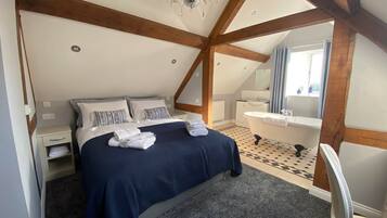 Executive Suite | Individually decorated, individually furnished, desk, iron/ironing board