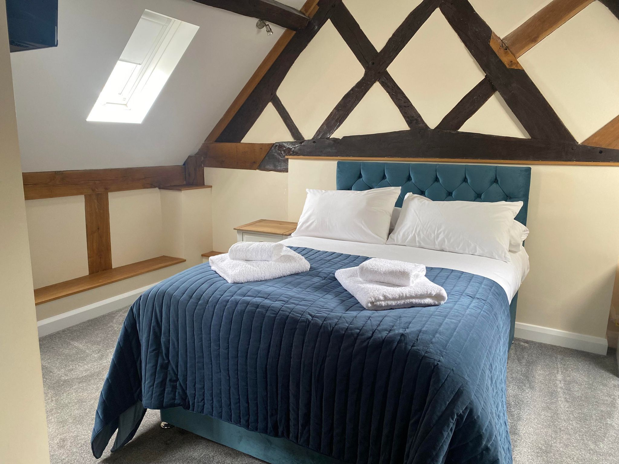 comfort cottage | individually decorated, individually furnished, desk, iron/ironing board