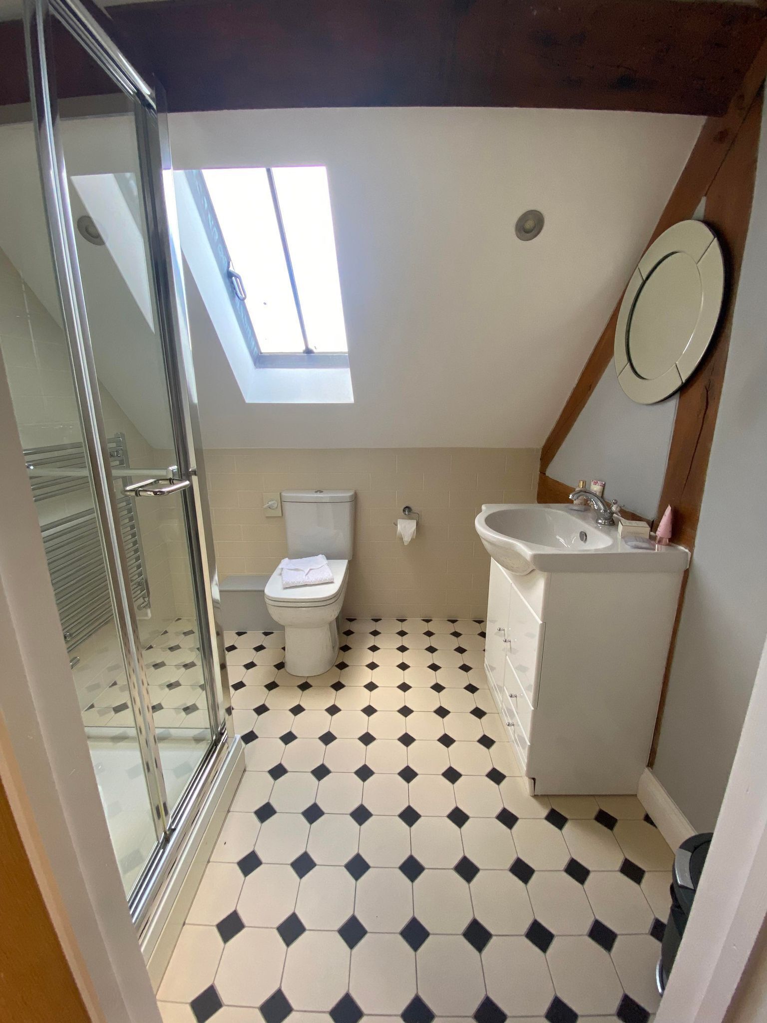 executive suite | bathroom | combined shower/bathtub, free toiletries, hair dryer, towels