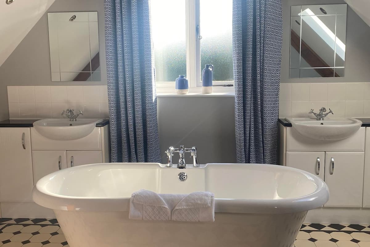 executive suite | individually decorated, individually furnished, desk, iron/ironing board