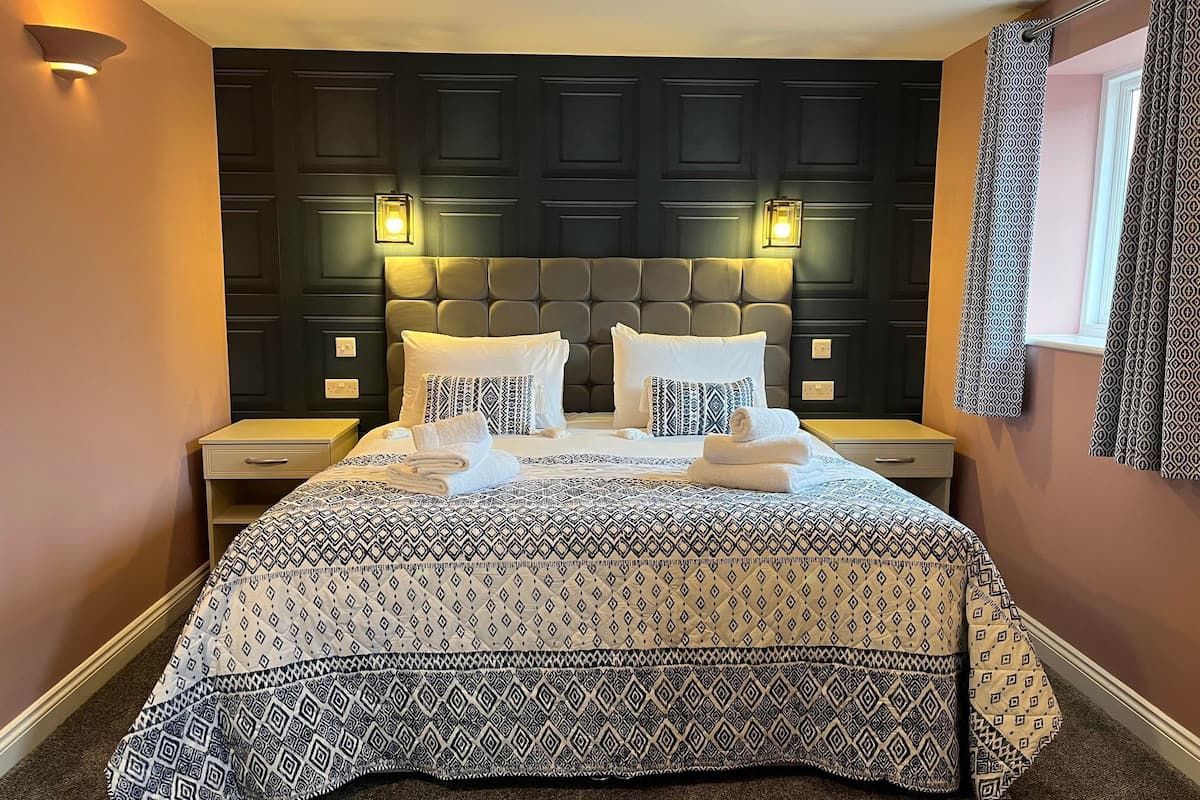 deluxe double room | individually decorated, individually furnished, desk, iron/ironing board