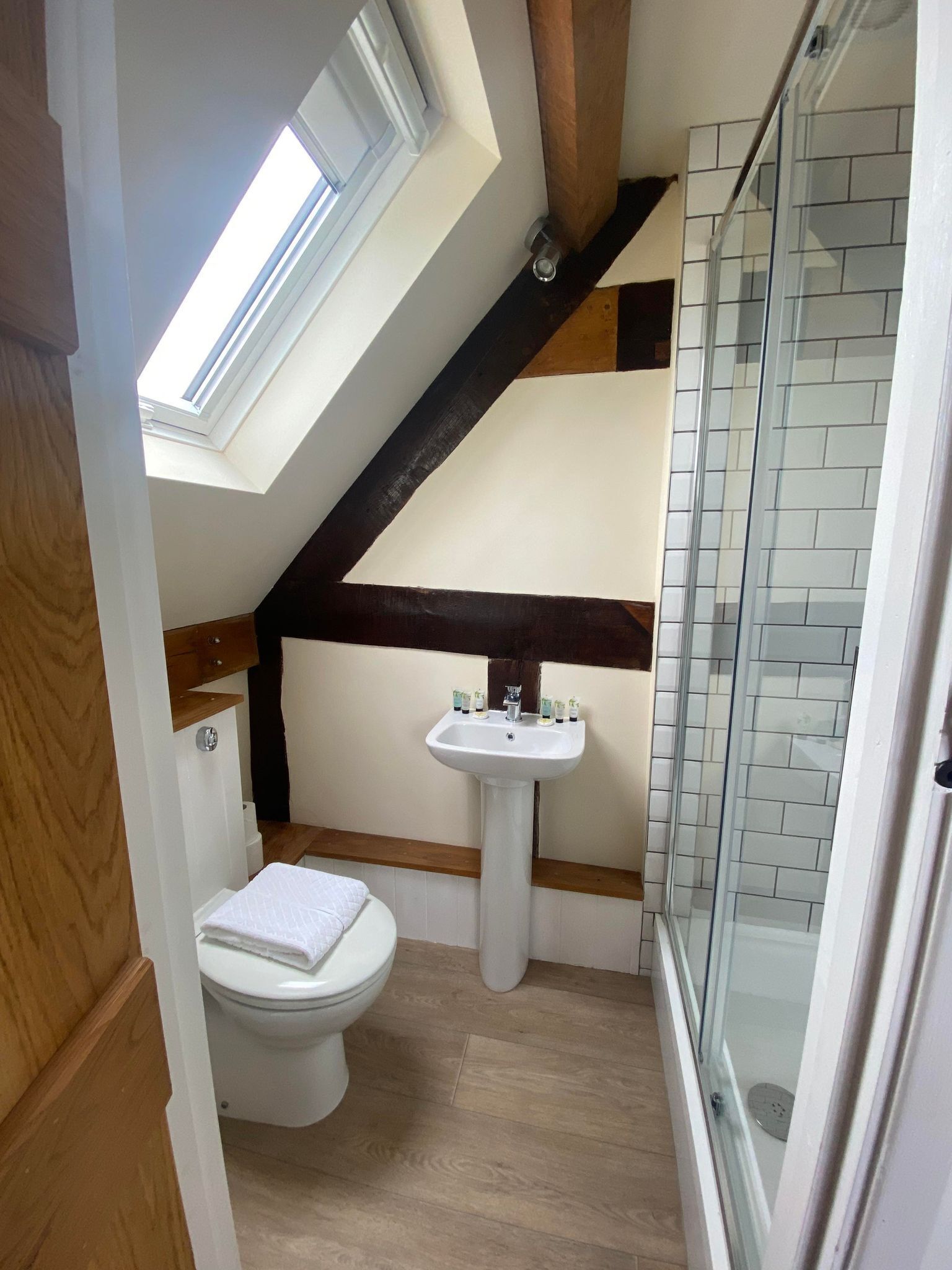 comfort cottage | bathroom | combined shower/bathtub, free toiletries, hair dryer, towels