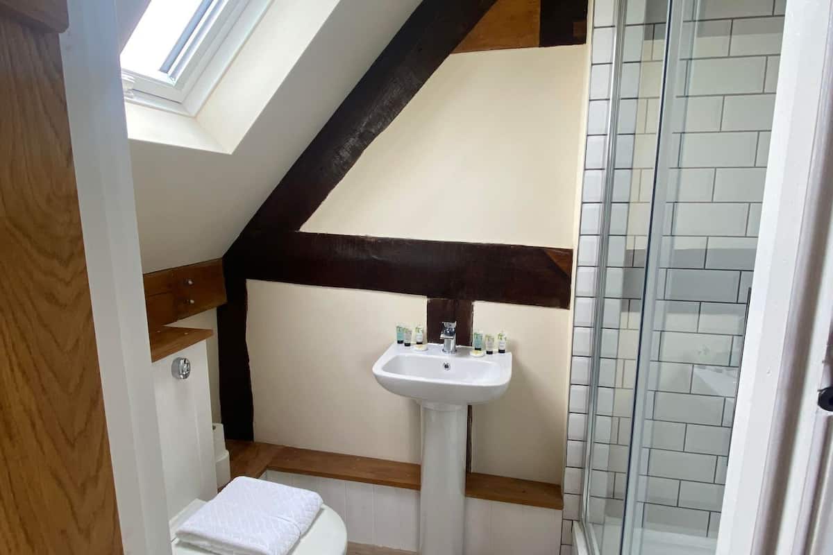 comfort cottage | bathroom | combined shower/bathtub, free toiletries, hair dryer, towels