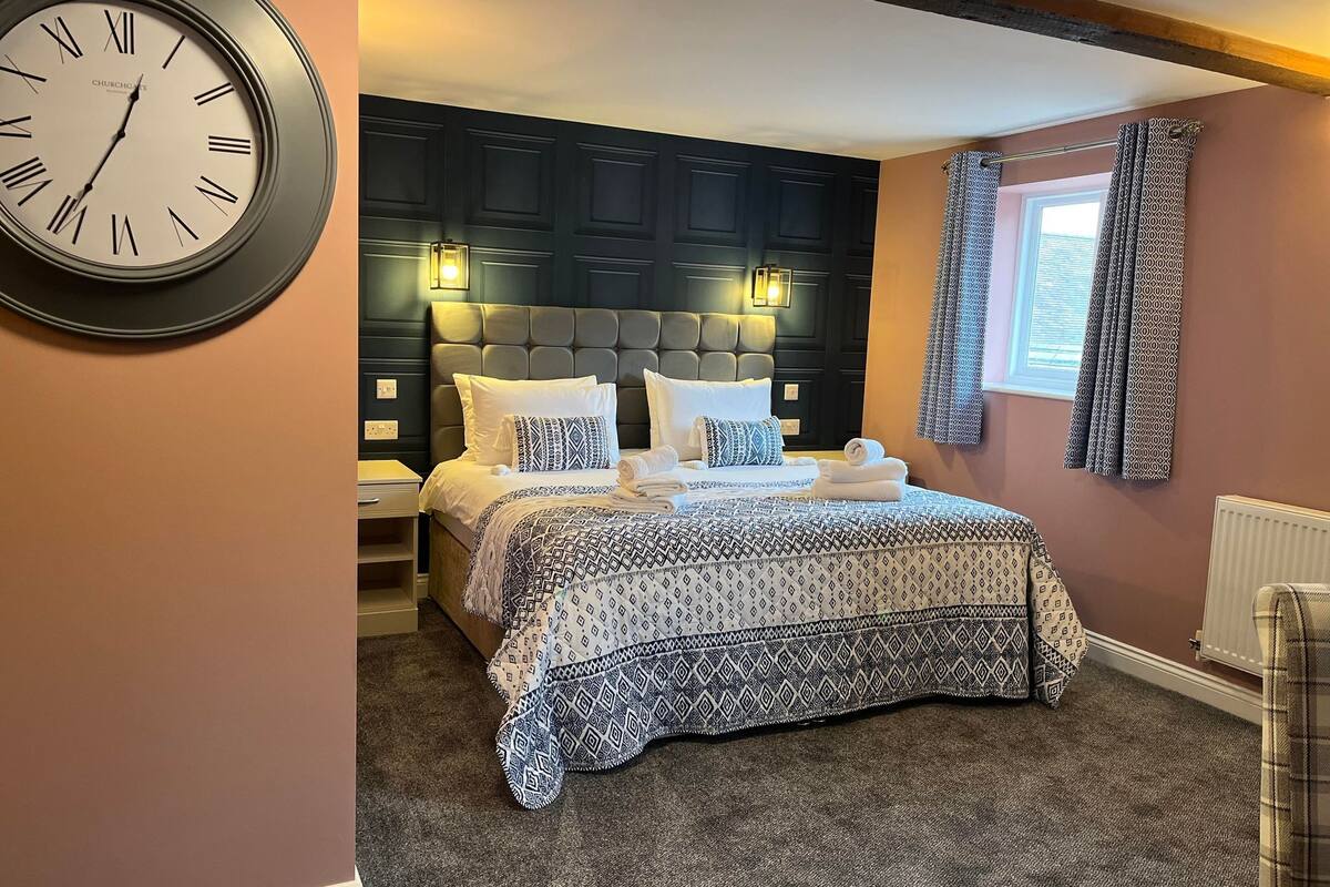 deluxe double room | individually decorated, individually furnished, desk, iron/ironing board