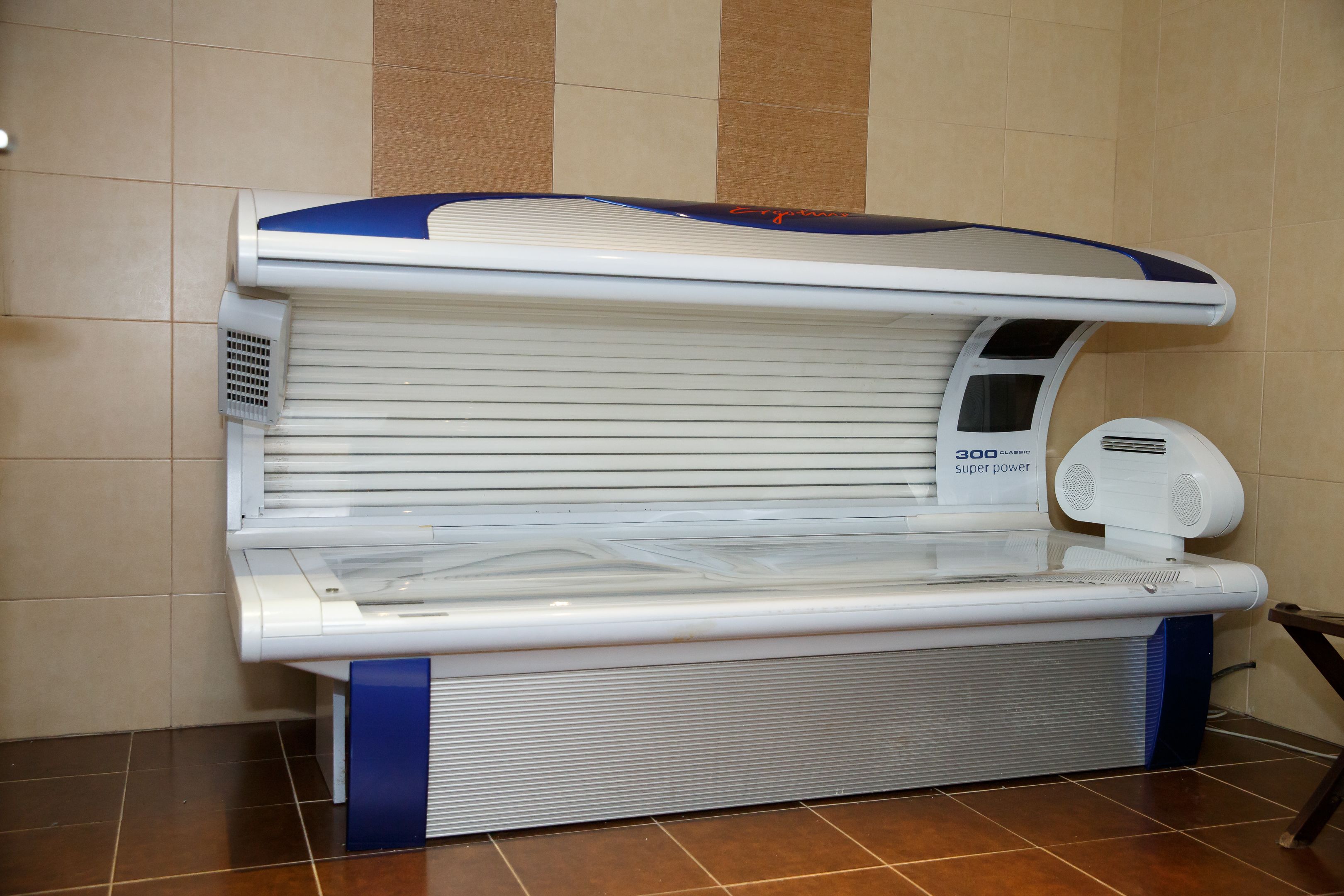 Un appareil de bronzage équipé d’un panneau de commande et d’une indication indiquant une puissance de 300 watts.