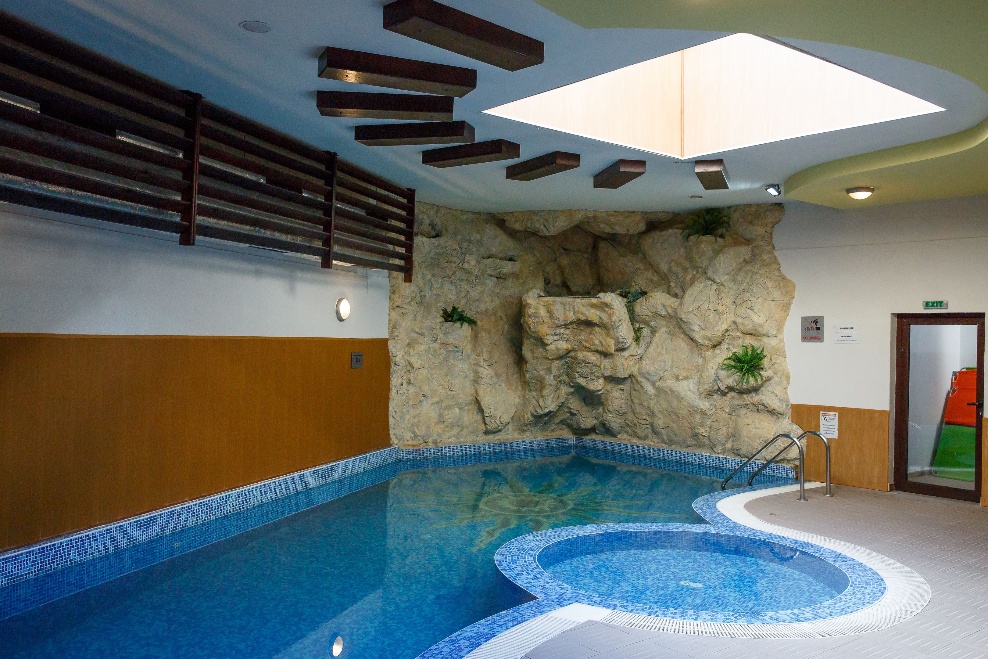 室内游泳池，泳道泳池