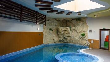 Una piscina cubierta, una piscina de entrenamiento