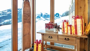 A wooden interior with a window view of a snowy landscape. - Vacanceole - Résidence Beauregard (La Léchère)