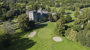 A castle surrounded by lush greenery and a golf course. - Kilkea Castle (Kilkea)