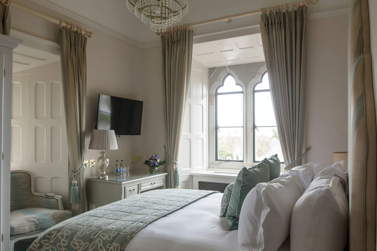 Deluxe Castle Bedroom | 1 bedroom, in-room safe, individually decorated, individually furnished