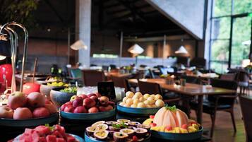 Daily buffet breakfast (CNY 228 per person)