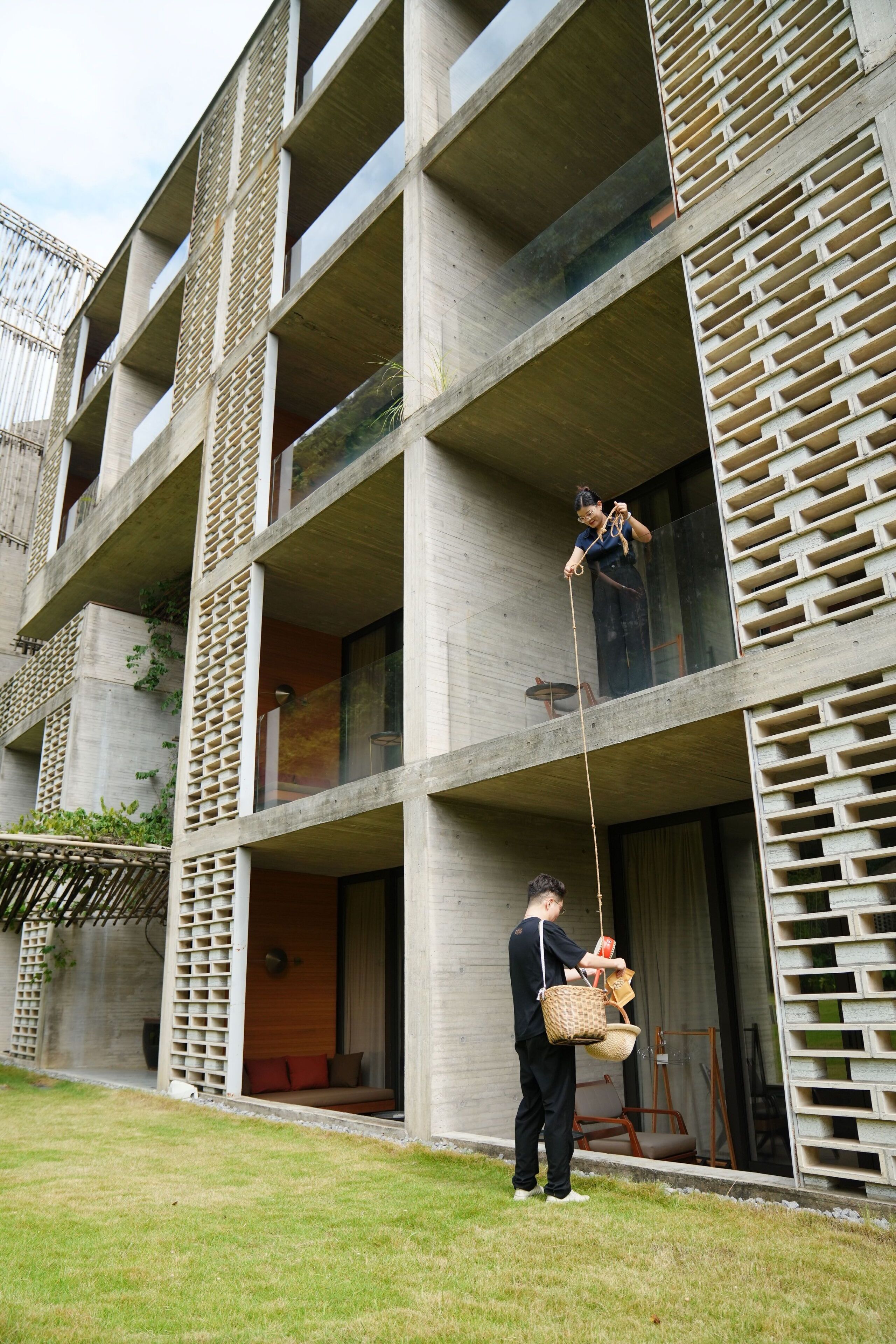 Un edificio moderno con una fachada distintiva que presenta patrones geométricos y balcones.