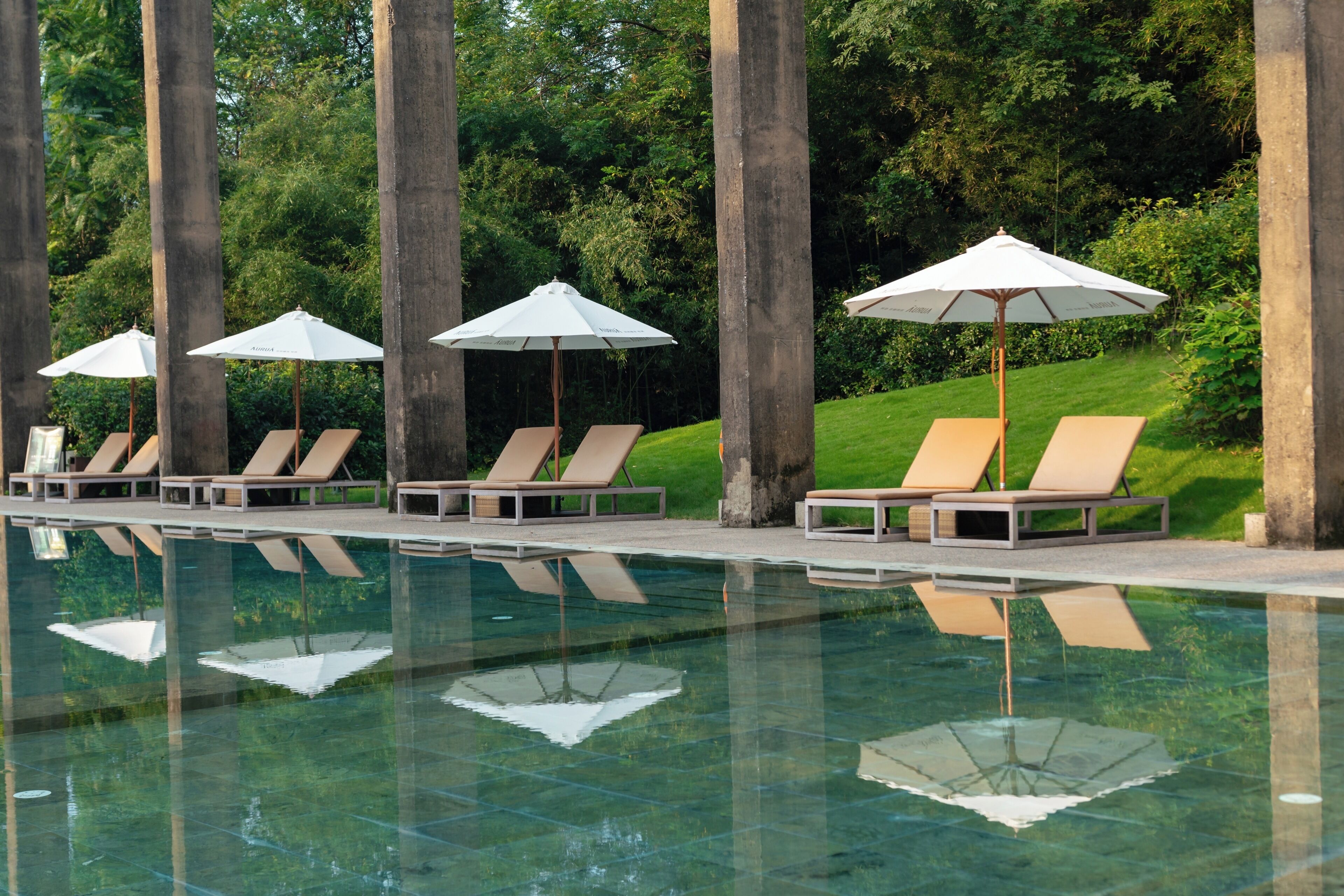 Piscina all'aperto, ombrelloni da piscina, lettini