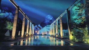 Außenpool, geöffnet von 06:00 Uhr bis 20:00 Uhr, Sonnenschirme