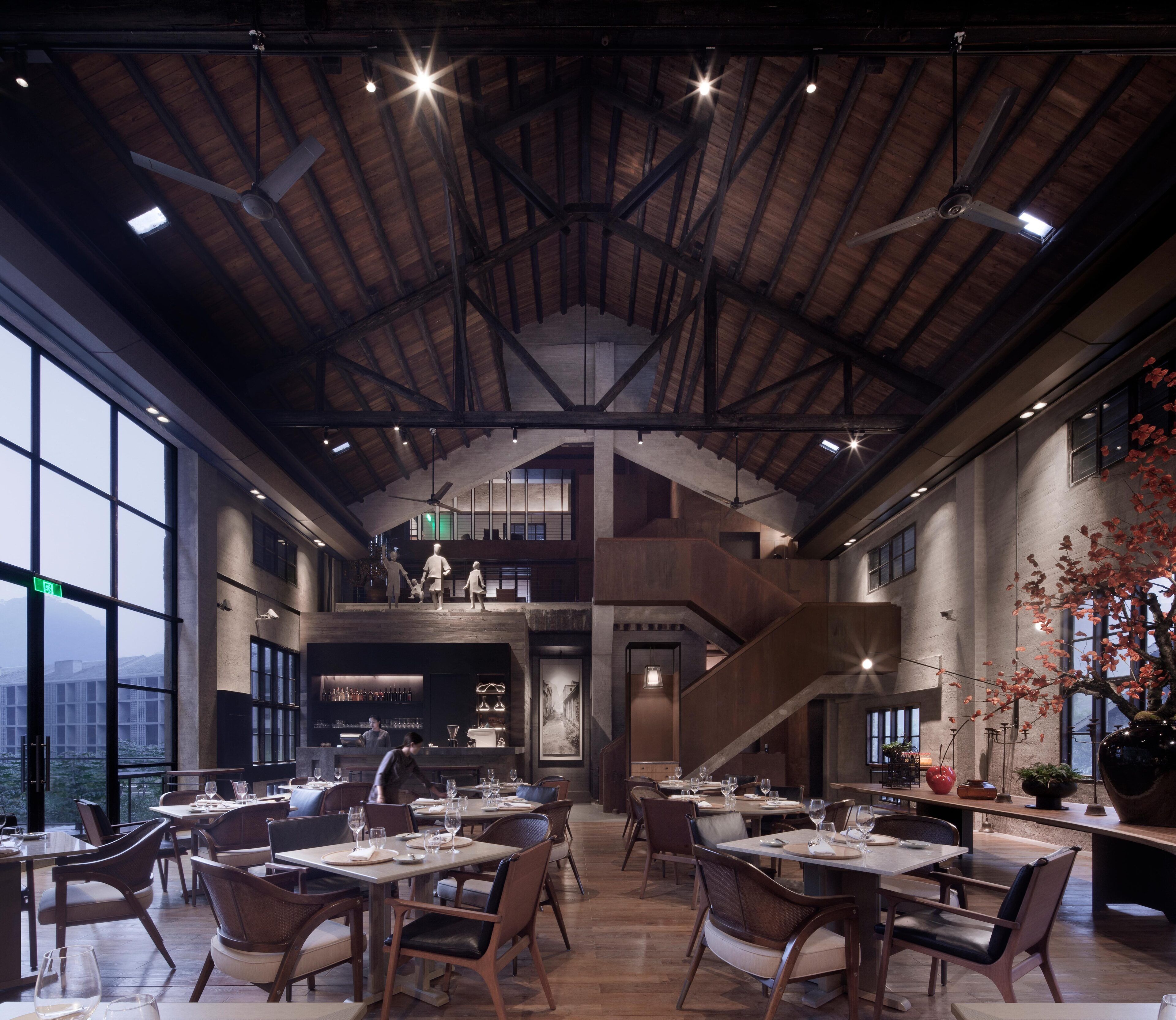 Se sirven desayunos y cocina local, restaurante con mesas al aire libre 