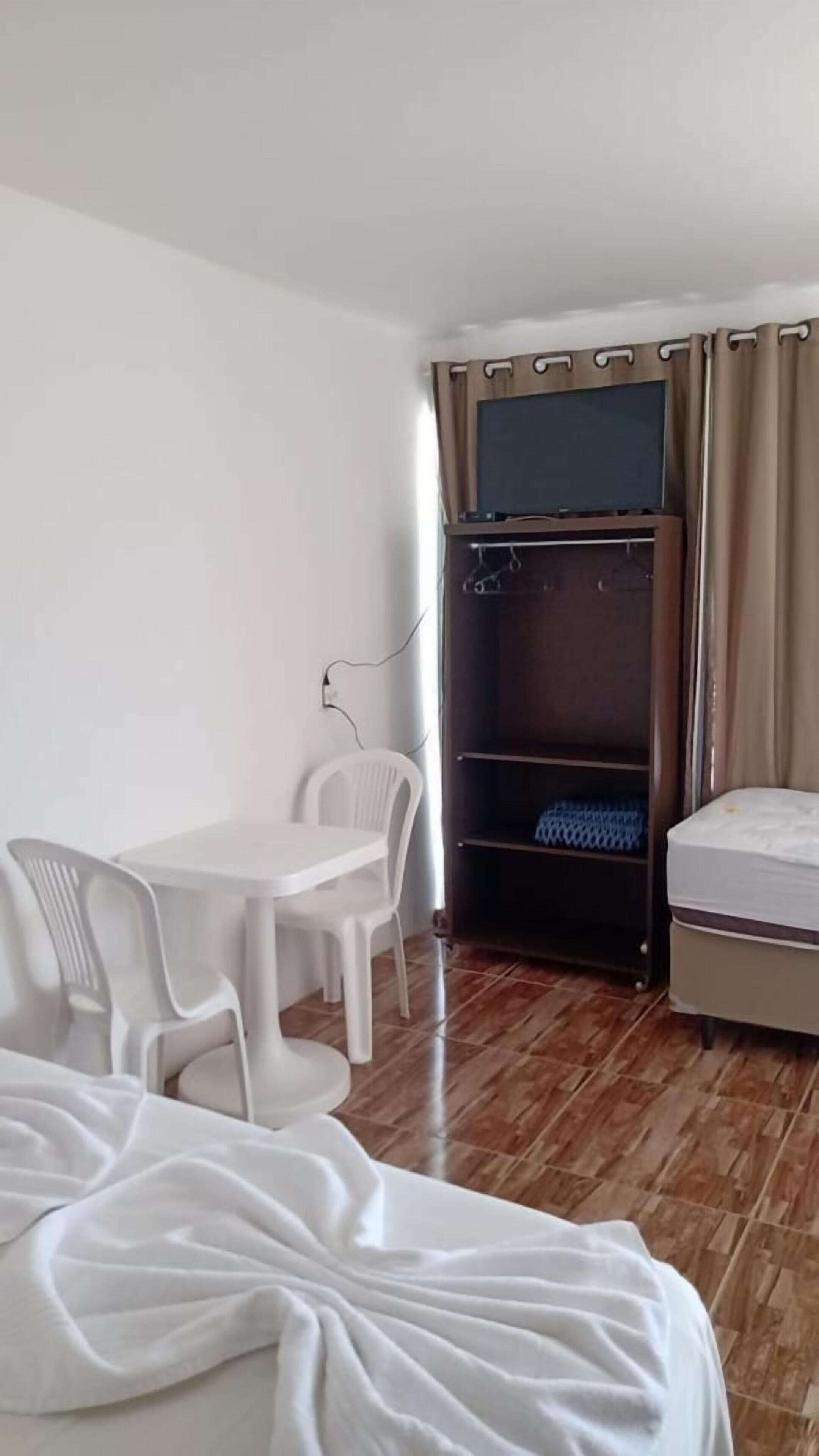 Minibar, blendingsgardiner, strykejern/-brett og wi-fi (inkludert)