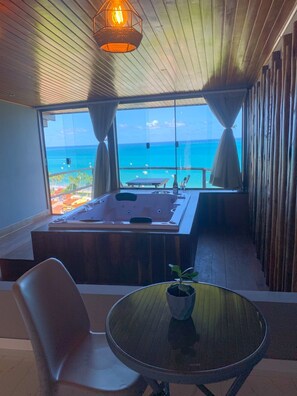 Quarto superluxo, vista para a praia, no piso térreo | Frigobar, cortinas blackout, ferros/tábuas de passar roupa