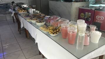 Café da manhã com buffet grátis todos os dias