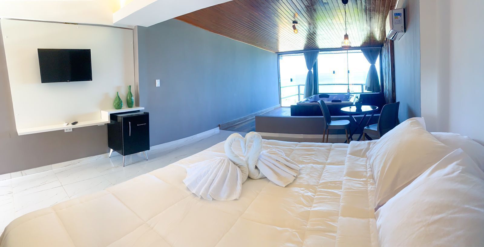 Minibar, blendingsgardiner, strykejern/-brett og wi-fi (inkludert)