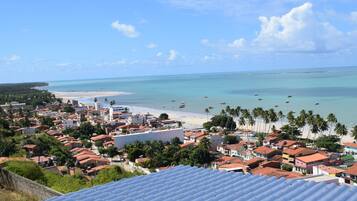 Quarto triplo conforto, vista para a praia, de frente para o oceano | Frigobar, cortinas blackout, ferros/tábuas de passar roupa