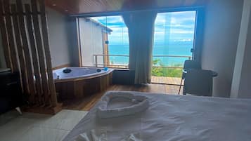 Quarto luxo, vista para o mar, no piso térreo | Frigobar, cortinas blackout, ferros/tábuas de passar roupa