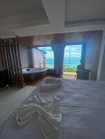 Habitación Deluxe, vistas al mar, planta baja | Minibar, cortinas opacas, tabla de planchar con plancha y wifi gratis