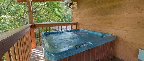 Chalet rustique, 6 chambres | Baignoire à remous extérieure