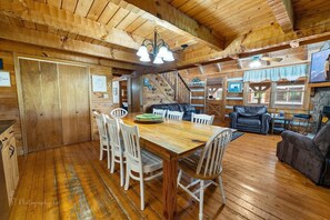 Cabin, 6 Bedrooms | Dining