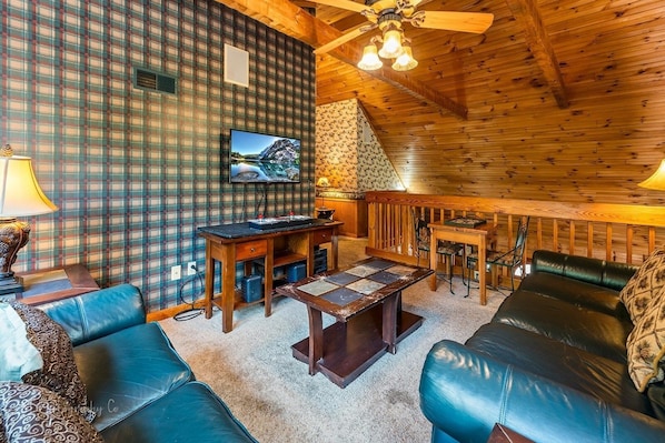 Living area | TV, fireplace, DVD player